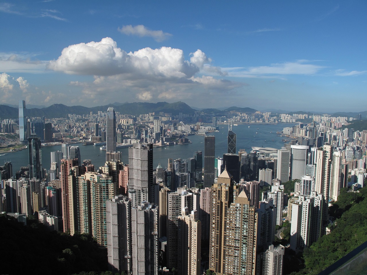 香港电影，光影间的繁荣与变迁